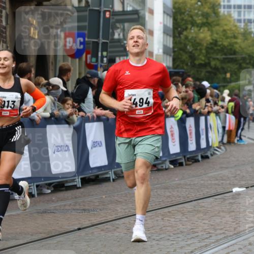 05.10.2025 - 20. swb-Marathon Bremen Strokosch-Dieckow http://msf.ph/oto/9253585 05.10.2025 12:51:37 Ziel 1494, 1814, 1913, 5582 meine-sportfotos.de