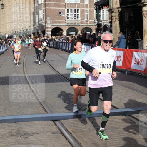 05.10.2025 - 20. swb-Marathon Bremen Yannick Fuchs http://msf.ph/oto/9253589 05.10.2025 10:54:35 Ziel 9392, 9407, 9633, 10032, 10097, 10810, 11040, 11271 meine-sportfotos.de