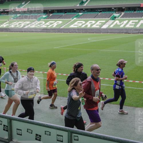 05.10.2025 - 20. swb-Marathon Bremen Michael Burmester http://msf.ph/oto/9253602 05.10.2025 10:42:13 Laufen im Stadion 7069, 8225, 8533, 8865, 9212, 9276, 9481, 9519, 9632, 9648, 9649, 9798, 9815, 9836, 9837, 9907, 9945, 9972, 9982, 9999, 10031, 10082, 10087, 10125, 10129, 10132, 10134, 10148, 10189, 10214, 10223, 10239, 10248, 10264, 10333, 10365, 10366, 10415, 10499, 10522, 10684, 10706, 10722, 10815, 10824, 10937, 10943, 10998, 11037, 11056, 11097, 11126, 11142, 11172, 11206, 11232, 11379, 11395, 11405, 11437, 11473, 11584, 11634, 9274, 9357, 11261 meine-sportfotos.de
