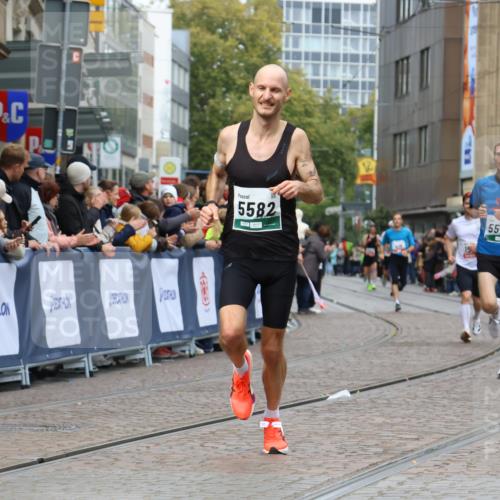 05.10.2025 - 20. swb-Marathon Bremen Strokosch-Dieckow http://msf.ph/oto/9253638 05.10.2025 12:51:45 Ziel 419, 5536, 5582 meine-sportfotos.de