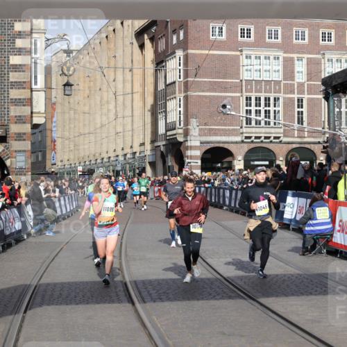 05.10.2025 - 20. swb-Marathon Bremen Yannick Fuchs http://msf.ph/oto/9253663 05.10.2025 10:54:37 Ziel 9367, 9392, 9407, 9633, 10032, 10097, 10178, 10810, 11045, 11089, 11271 meine-sportfotos.de