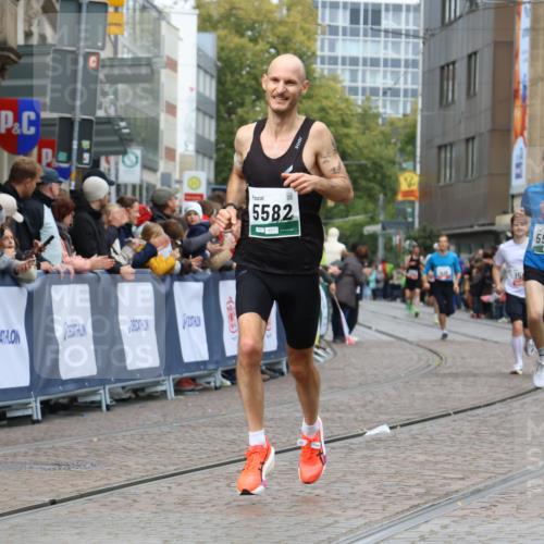 05.10.2025 - 20. swb-Marathon Bremen Strokosch-Dieckow http://msf.ph/oto/9253669 05.10.2025 12:51:45 Ziel 419, 5536, 5582 meine-sportfotos.de