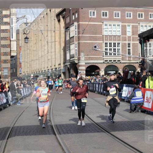 05.10.2025 - 20. swb-Marathon Bremen Yannick Fuchs http://msf.ph/oto/9253676 05.10.2025 10:54:37 Ziel 9367, 9392, 9407, 9633, 10032, 10097, 10178, 10810, 11045, 11089, 11271 meine-sportfotos.de