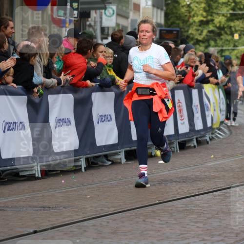 05.10.2025 - 20. swb-Marathon Bremen Strokosch-Dieckow http://msf.ph/oto/9253679 05.10.2025 11:01:58 Ziel 9324, 9365, 9536, 9686, 10558, 10837, 10855, 10879, 10887, 10944, 11415, 11459 meine-sportfotos.de