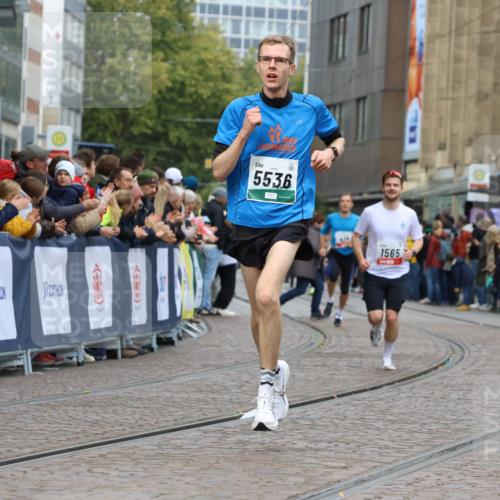 05.10.2025 - 20. swb-Marathon Bremen Strokosch-Dieckow http://msf.ph/oto/9253692 05.10.2025 12:51:47 Ziel 419, 1565, 5536 meine-sportfotos.de