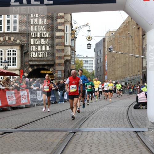 05.10.2025 - 20. swb-Marathon Bremen Yannick Fuchs http://msf.ph/oto/9253709 05.10.2025 10:45:41 Ziel 9250, 10053, 10682, 11585 meine-sportfotos.de