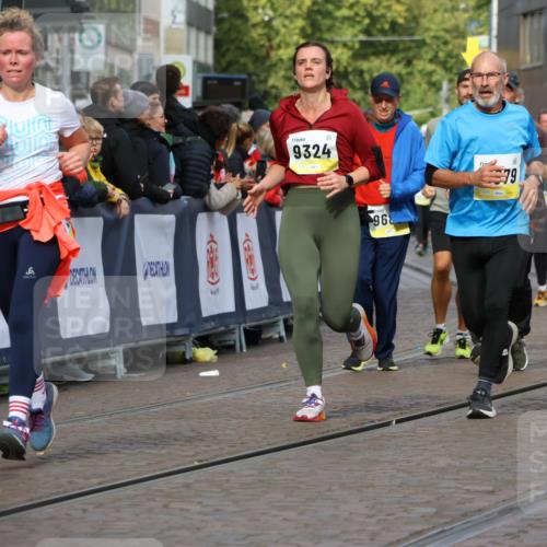 05.10.2025 - 20. swb-Marathon Bremen Strokosch-Dieckow http://msf.ph/oto/9253717 05.10.2025 11:01:59 Ziel 9324, 9426, 9536, 9686, 10301, 10837, 10855, 10879, 10887, 10944, 11415, 11459 meine-sportfotos.de