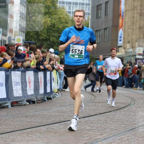05.10.2025 - 20. swb-Marathon Bremen Strokosch-Dieckow http://msf.ph/oto/9253720 05.10.2025 12:51:47 Ziel 419, 1565, 5536 meine-sportfotos.de