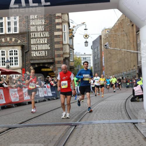 05.10.2025 - 20. swb-Marathon Bremen Yannick Fuchs http://msf.ph/oto/9253743 05.10.2025 10:45:42 Ziel 9222, 9250, 10053, 10682, 11585 meine-sportfotos.de