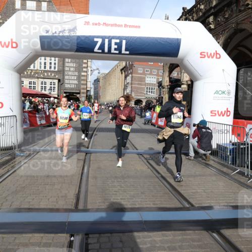 05.10.2025 - 20. swb-Marathon Bremen Yannick Fuchs http://msf.ph/oto/9253745 05.10.2025 10:54:40 Ziel 9367, 9392, 9633, 10032, 10097, 10178, 10296, 10768, 10810, 11045, 11089 meine-sportfotos.de