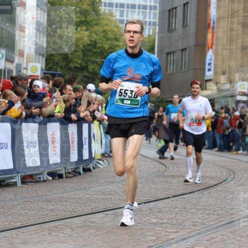 05.10.2025 - 20. swb-Marathon Bremen Strokosch-Dieckow http://msf.ph/oto/9253748 05.10.2025 12:51:47 Ziel 419, 1565, 5536 meine-sportfotos.de