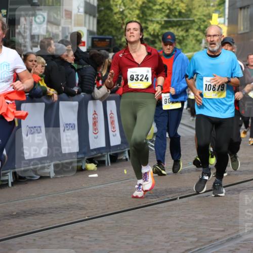 05.10.2025 - 20. swb-Marathon Bremen Strokosch-Dieckow http://msf.ph/oto/9253749 05.10.2025 11:01:59 Ziel 9324, 9426, 9536, 9686, 10301, 10837, 10855, 10879, 10887, 10944, 11415, 11459 meine-sportfotos.de