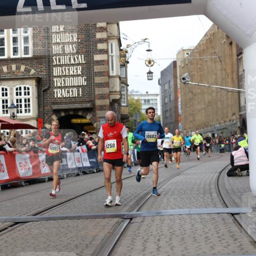 05.10.2025 - 20. swb-Marathon Bremen Yannick Fuchs http://msf.ph/oto/9253754 05.10.2025 10:45:42 Ziel 9222, 9250, 10053, 10682, 11585 meine-sportfotos.de