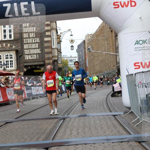 05.10.2025 - 20. swb-Marathon Bremen Yannick Fuchs http://msf.ph/oto/9253761 05.10.2025 10:45:42 Ziel 9222, 9250, 10053, 10682, 11585 meine-sportfotos.de
