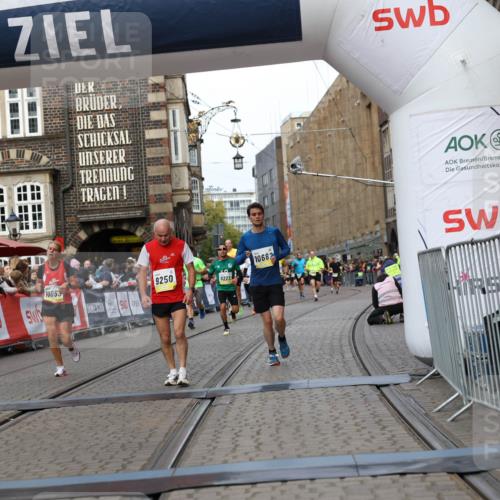 05.10.2025 - 20. swb-Marathon Bremen Yannick Fuchs http://msf.ph/oto/9253766 05.10.2025 10:45:42 Ziel 9222, 9250, 10053, 10682, 11585 meine-sportfotos.de
