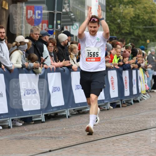05.10.2025 - 20. swb-Marathon Bremen Strokosch-Dieckow http://msf.ph/oto/9253770 05.10.2025 12:51:51 Ziel 419, 1565 meine-sportfotos.de