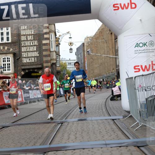 05.10.2025 - 20. swb-Marathon Bremen Yannick Fuchs http://msf.ph/oto/9253776 05.10.2025 10:45:42 Ziel 9222, 9250, 10053, 10682, 11585 meine-sportfotos.de
