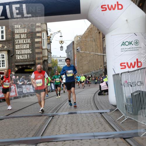 05.10.2025 - 20. swb-Marathon Bremen Yannick Fuchs http://msf.ph/oto/9253790 05.10.2025 10:45:42 Ziel 9222, 9250, 10053, 10682, 11585 meine-sportfotos.de