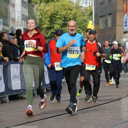 05.10.2025 - 20. swb-Marathon Bremen Strokosch-Dieckow http://msf.ph/oto/9253796 05.10.2025 11:01:59 Ziel 9324, 9426, 9536, 9686, 10301, 10837, 10855, 10879, 10887, 10944, 11415, 11459 meine-sportfotos.de