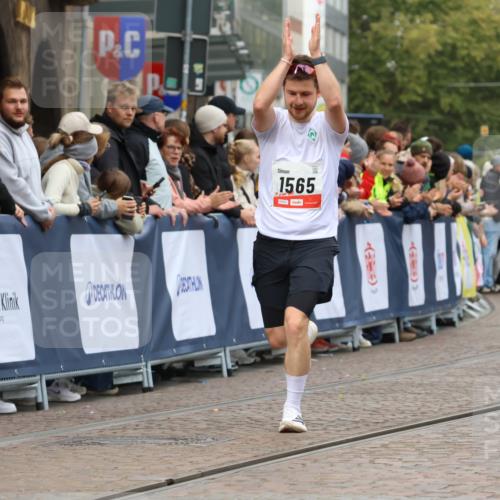 05.10.2025 - 20. swb-Marathon Bremen Strokosch-Dieckow http://msf.ph/oto/9253800 05.10.2025 12:51:51 Ziel 419, 1565 meine-sportfotos.de