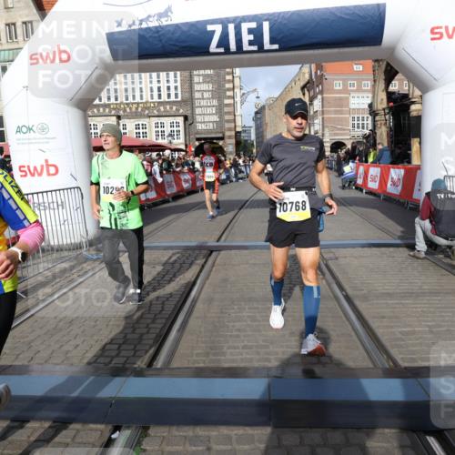 05.10.2025 - 20. swb-Marathon Bremen Yannick Fuchs http://msf.ph/oto/9253872 05.10.2025 10:54:43 Ziel 9367, 10174, 10178, 10296, 10768, 11045, 11089, 11321, 11694 meine-sportfotos.de