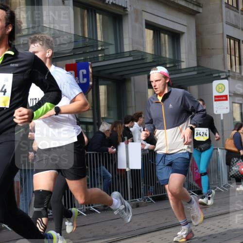 05.10.2025 - 20. swb-Marathon Bremen Strokosch-Dieckow http://msf.ph/oto/9253878 05.10.2025 10:56:04 Ziel 9258, 9424, 9547, 9783, 9790, 9855, 9886, 9932, 9968, 10005, 10008, 10028, 10042, 10179, 10191, 10196, 10387, 10424, 10546, 10590, 10648, 10971, 10992, 11100, 11253, 11260, 11364, 11366, 11554, 11571, 11630, 11662, 11691, 11723, 11741, 9258, 9424, 9547, 9783, 9790, 9855, 9886, 9932, 9968, 10005, 10008, 10028, 10042, 10179, 10191, 10196, 10387, 10424, 10546, 10590, 10648, 10971, 10992, 11100, 11253, 11260, 11364, 11366, 11554, 11571, 11630, 11662, 11691 meine-sportfotos.de