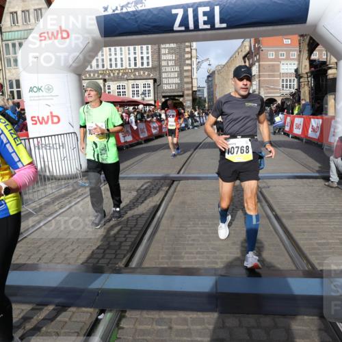 05.10.2025 - 20. swb-Marathon Bremen Yannick Fuchs http://msf.ph/oto/9253881 05.10.2025 10:54:43 Ziel 9367, 10174, 10178, 10296, 10768, 11045, 11089, 11321, 11694 meine-sportfotos.de