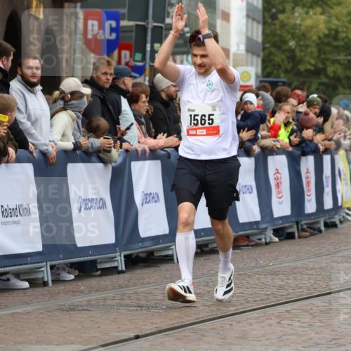 05.10.2025 - 20. swb-Marathon Bremen Strokosch-Dieckow http://msf.ph/oto/9253884 05.10.2025 12:51:51 Ziel 419, 1565 meine-sportfotos.de