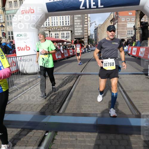 05.10.2025 - 20. swb-Marathon Bremen Yannick Fuchs http://msf.ph/oto/9253892 05.10.2025 10:54:43 Ziel 9367, 10174, 10178, 10296, 10768, 11045, 11089, 11321, 11694 meine-sportfotos.de