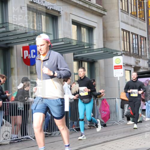 05.10.2025 - 20. swb-Marathon Bremen Strokosch-Dieckow http://msf.ph/oto/9253893 05.10.2025 10:56:04 Ziel 9258, 9424, 9547, 9783, 9790, 9855, 9886, 9932, 9968, 10005, 10008, 10028, 10042, 10179, 10191, 10196, 10387, 10424, 10546, 10590, 10648, 10971, 10992, 11100, 11253, 11260, 11364, 11366, 11554, 11571, 11630, 11662, 11691, 11723, 11741, 9258, 9424, 9547, 9783, 9790, 9855, 9886, 9932, 9968, 10005, 10008, 10028, 10042, 10179, 10191, 10196, 10387, 10424, 10546, 10590, 10648, 10971, 10992, 11100, 11253, 11260, 11364, 11366, 11554, 11571, 11630, 11662, 11691 meine-sportfotos.de