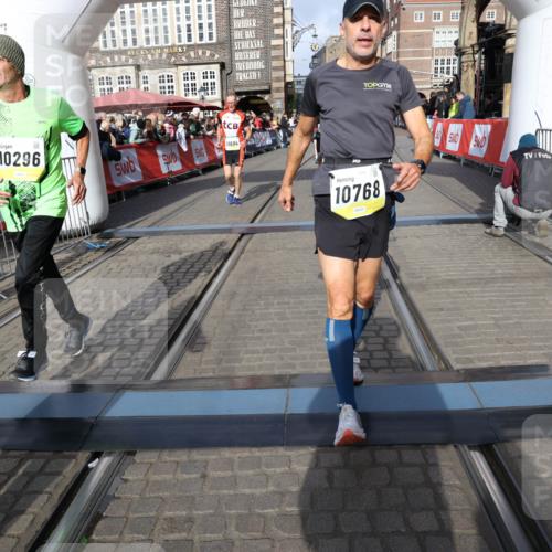05.10.2025 - 20. swb-Marathon Bremen Yannick Fuchs http://msf.ph/oto/9253903 05.10.2025 10:54:43 Ziel 9367, 10174, 10178, 10296, 10768, 11045, 11089, 11321, 11694 meine-sportfotos.de