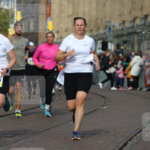 05.10.2025 - 20. swb-Marathon Bremen Strokosch-Dieckow http://msf.ph/oto/9253908 05.10.2025 11:02:01 Ziel 9324, 9426, 9536, 9686, 10301, 10855, 10879, 10887, 10944, 11014, 11459 meine-sportfotos.de