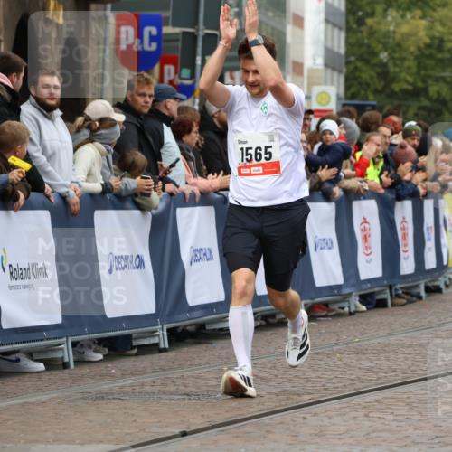 05.10.2025 - 20. swb-Marathon Bremen Strokosch-Dieckow http://msf.ph/oto/9253912 05.10.2025 12:51:52 Ziel 419, 1565 meine-sportfotos.de
