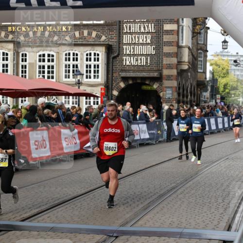 05.10.2025 - 20. swb-Marathon Bremen Yannick Fuchs http://msf.ph/oto/9253917 05.10.2025 11:14:54 Ziel 10602, 11448, 11557 meine-sportfotos.de