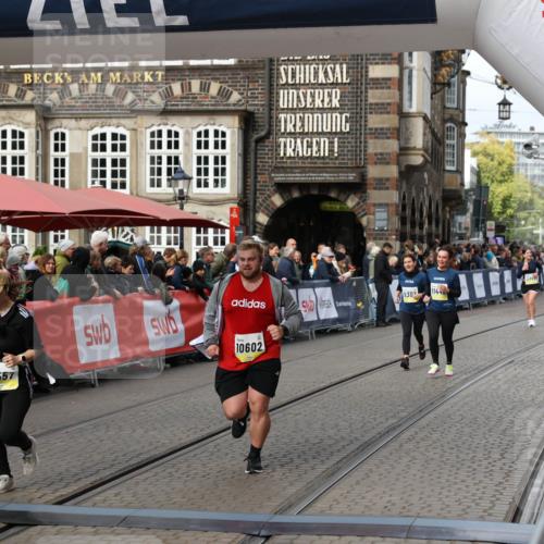 05.10.2025 - 20. swb-Marathon Bremen Yannick Fuchs http://msf.ph/oto/9253925 05.10.2025 11:14:54 Ziel 10602, 11448, 11557 meine-sportfotos.de