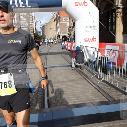 05.10.2025 - 20. swb-Marathon Bremen Yannick Fuchs http://msf.ph/oto/9253930 05.10.2025 10:54:44 Ziel 9367, 10174, 10178, 10296, 10768, 11045, 11089, 11321, 11694 meine-sportfotos.de