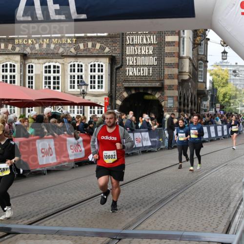 05.10.2025 - 20. swb-Marathon Bremen Yannick Fuchs http://msf.ph/oto/9253935 05.10.2025 11:14:54 Ziel 10602, 11448, 11557 meine-sportfotos.de