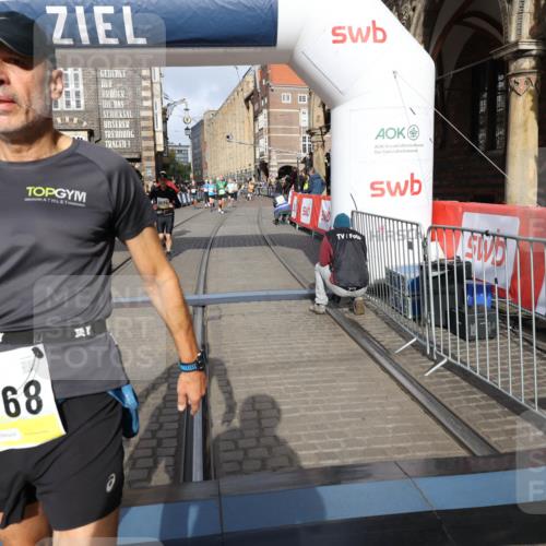 05.10.2025 - 20. swb-Marathon Bremen Yannick Fuchs http://msf.ph/oto/9253936 05.10.2025 10:54:44 Ziel 9367, 10174, 10178, 10296, 10768, 11045, 11089, 11321, 11694 meine-sportfotos.de