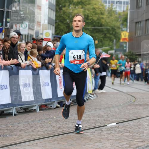 05.10.2025 - 20. swb-Marathon Bremen Strokosch-Dieckow http://msf.ph/oto/9253937 05.10.2025 12:51:54 Ziel 419, 838, 1565 meine-sportfotos.de