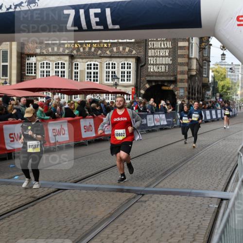 05.10.2025 - 20. swb-Marathon Bremen Yannick Fuchs http://msf.ph/oto/9253947 05.10.2025 11:14:54 Ziel 10602, 11448, 11557 meine-sportfotos.de