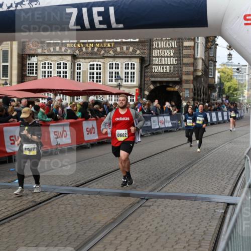 05.10.2025 - 20. swb-Marathon Bremen Yannick Fuchs http://msf.ph/oto/9253954 05.10.2025 11:14:54 Ziel 10602, 11448, 11557 meine-sportfotos.de