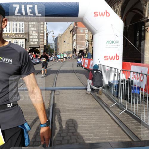 05.10.2025 - 20. swb-Marathon Bremen Yannick Fuchs http://msf.ph/oto/9253955 05.10.2025 10:54:44 Ziel 9367, 10174, 10178, 10296, 10768, 11045, 11089, 11321, 11694 meine-sportfotos.de
