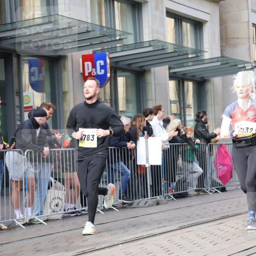 05.10.2025 - 20. swb-Marathon Bremen Strokosch-Dieckow http://msf.ph/oto/9253956 05.10.2025 10:56:06 Ziel 9258, 9424, 9547, 9783, 9790, 9855, 9886, 9932, 10005, 10008, 10028, 10042, 10179, 10191, 10196, 10387, 10424, 10546, 10590, 10648, 10971, 10992, 11100, 11253, 11260, 11364, 11554, 11571, 11662, 11691, 11723, 11741, 9258, 9424, 9547, 9783, 9790, 9855, 9886, 9932, 10005, 10008, 10028, 10042, 10179, 10191, 10196, 10387, 10424, 10546, 10590, 10648, 10971, 10992, 11100, 11253, 11260, 11364, 11554, 11571, 11662, 11691 meine-sportfotos.de