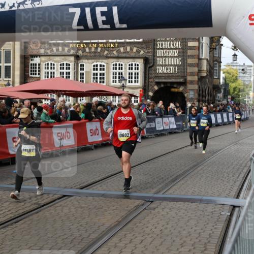 05.10.2025 - 20. swb-Marathon Bremen Yannick Fuchs http://msf.ph/oto/9253967 05.10.2025 11:14:54 Ziel 10602, 11448, 11557 meine-sportfotos.de