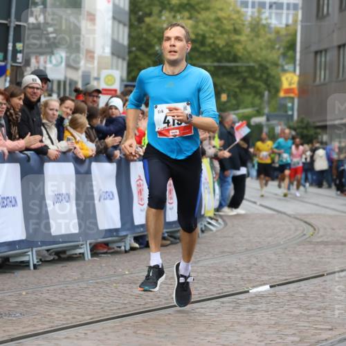05.10.2025 - 20. swb-Marathon Bremen Strokosch-Dieckow http://msf.ph/oto/9253969 05.10.2025 12:51:54 Ziel 419, 838, 1565 meine-sportfotos.de