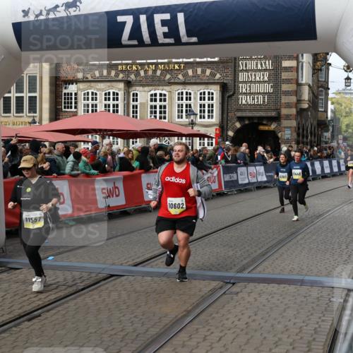 05.10.2025 - 20. swb-Marathon Bremen Yannick Fuchs http://msf.ph/oto/9253978 05.10.2025 11:14:54 Ziel 10602, 11448, 11557 meine-sportfotos.de