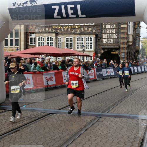 05.10.2025 - 20. swb-Marathon Bremen Yannick Fuchs http://msf.ph/oto/9253987 05.10.2025 11:14:55 Ziel 9303, 10602, 11448, 11557 meine-sportfotos.de