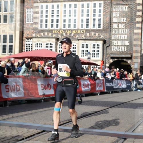 05.10.2025 - 20. swb-Marathon Bremen Yannick Fuchs http://msf.ph/oto/9253990 05.10.2025 10:54:45 Ziel 9367, 10174, 10178, 10296, 10768, 11045, 11089, 11321, 11694 meine-sportfotos.de