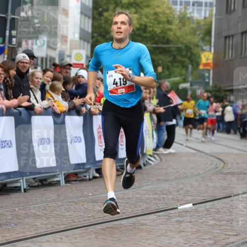 05.10.2025 - 20. swb-Marathon Bremen Strokosch-Dieckow http://msf.ph/oto/9253994 05.10.2025 12:51:54 Ziel 419, 838, 1565 meine-sportfotos.de