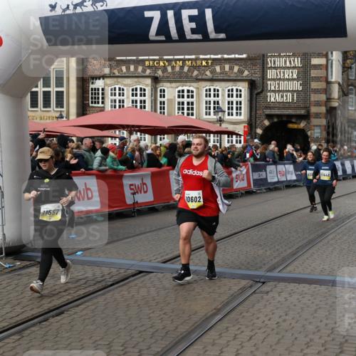 05.10.2025 - 20. swb-Marathon Bremen Yannick Fuchs http://msf.ph/oto/9254000 05.10.2025 11:14:55 Ziel 9303, 10602, 11448, 11557 meine-sportfotos.de
